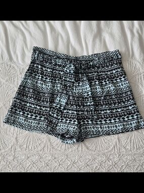 MONTEAU Los Angeles High Waisted Patterned Shorts